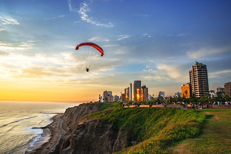 Le parapente à Lima près du Parc de l'Amour