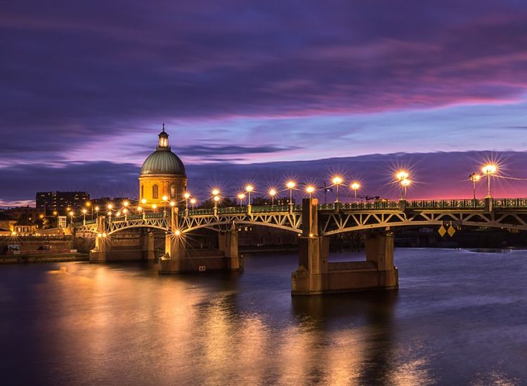 Le pont Saint-Pierre de Toulouse, illuminé dans la nuit.