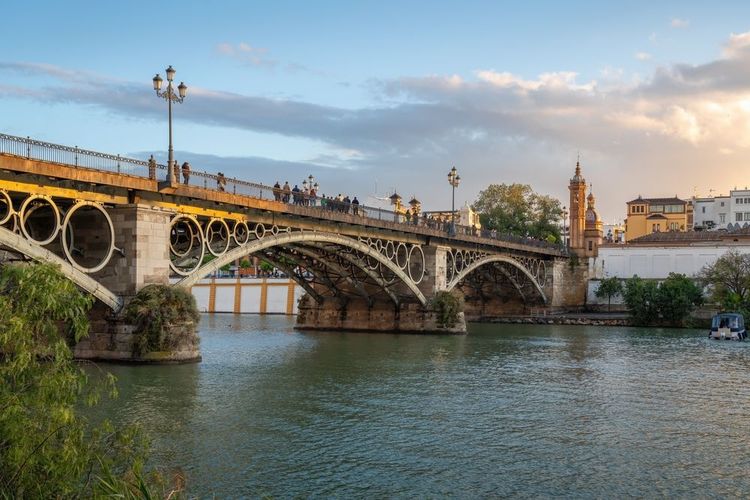 Le pont de Triana, au-dessus du Guadalquivir.