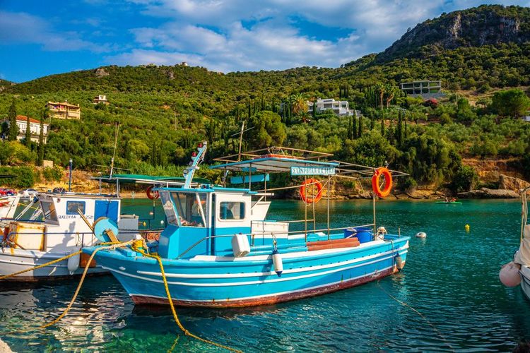 Le port près de la plage de Kitries, Kalamata, Grèce