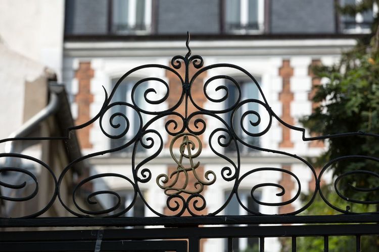 Le portail en fer forgé d'un manoir à Montmartre.