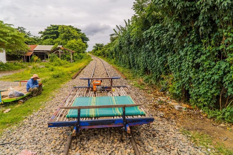 El tren de bambú de la campiña camboyana en Battambang, Camboya