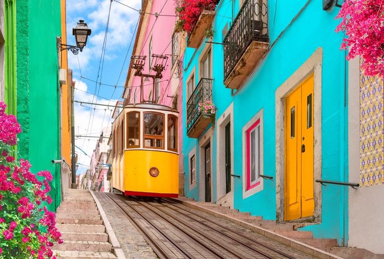 Le tramway dans les ruelles étroites de Lisbonne, Portugal