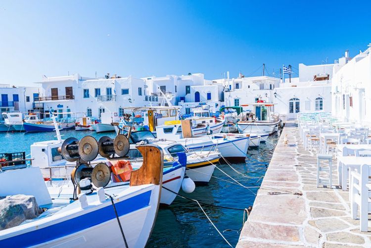 Le village blanc de Naoussa sur l'île de Paros dans les Cyclades, en Grèce
