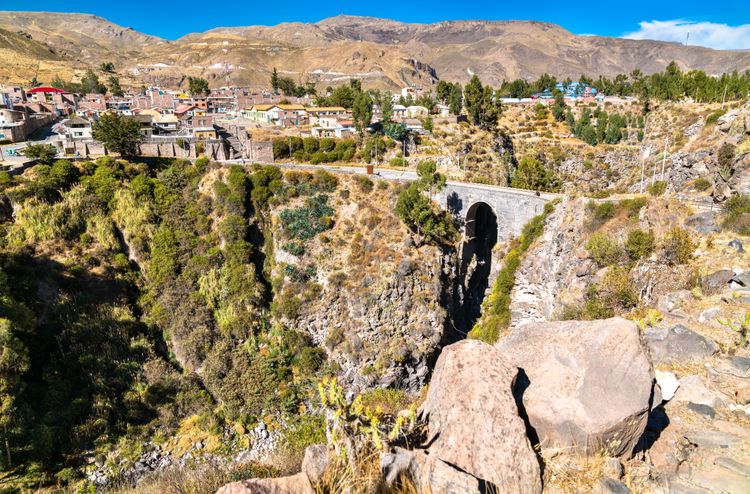 Le village de Chivay au dessus de la rivière Colca