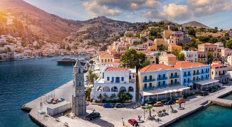 Le village de Simy dans l'archipel du Dodécanèse, en Grèce