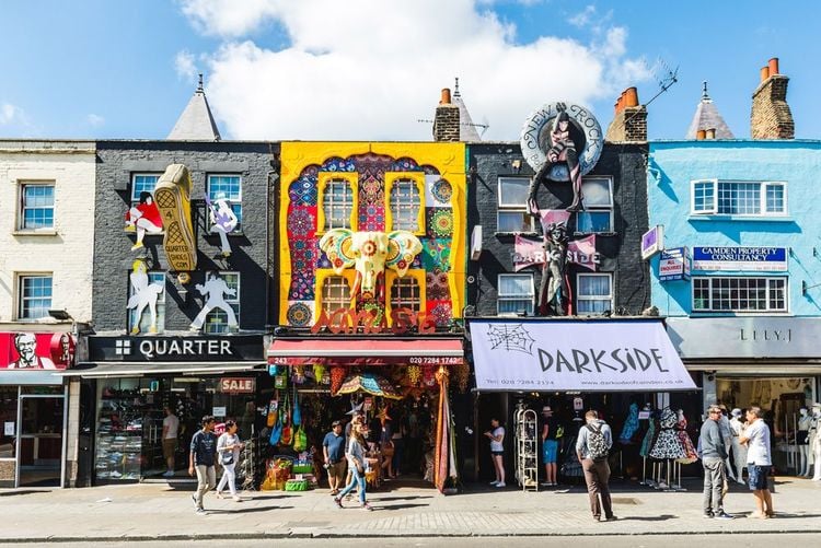 Les devantures de magasins du quartier londonien de Camden.