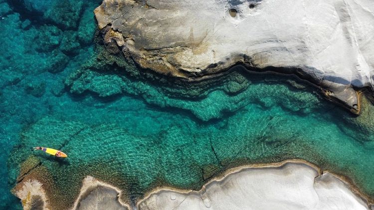 Les eaux turquoise de la plage de Sarakiniko, Milos, Grèce