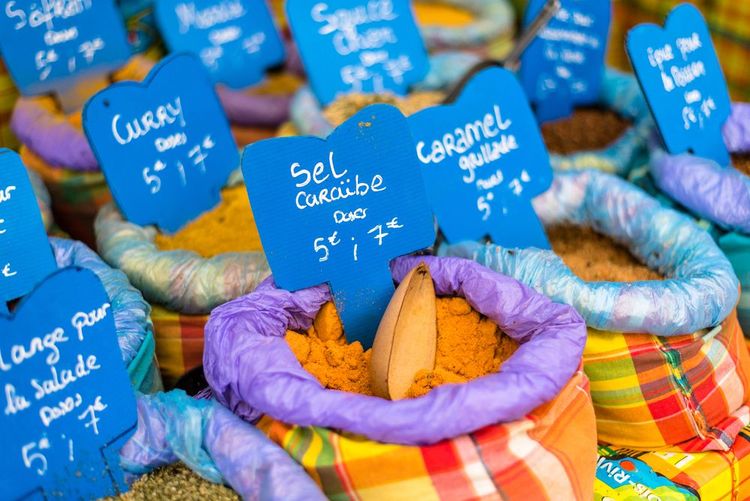 Les étales colorées d'un marchand d'épice du marché de Point-à-Pitre, Guadeloupe