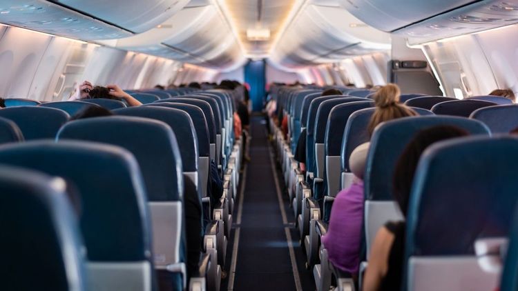 Les rangées de sièges d'un avion