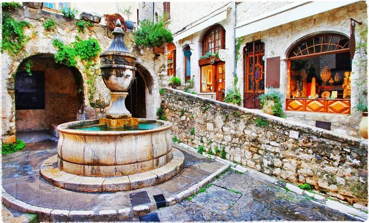La Grande Fontaine du village de Saint-Paul-de-Vence sur la Côte d'Azur, France