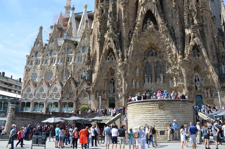 Les touristes venus visiter la Sagrada Familia.