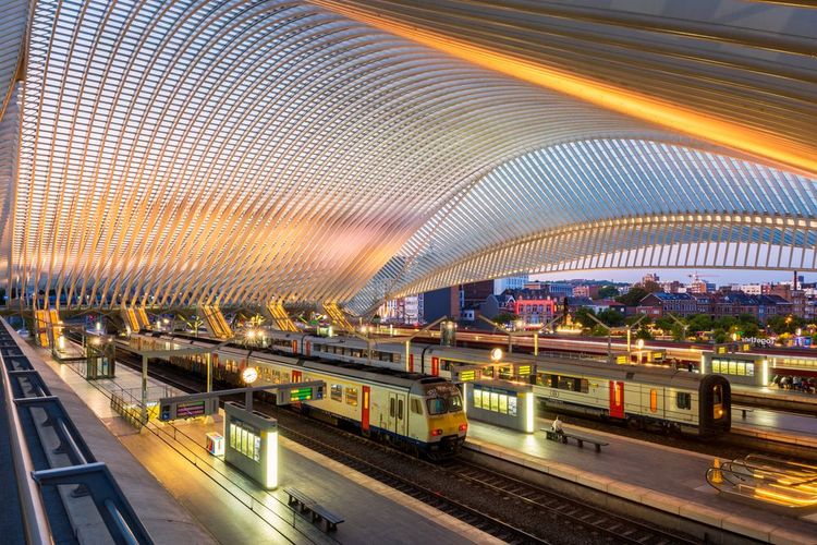 Le toit ultra moderne de la gare de Liège Guillemins abrite les voies de train