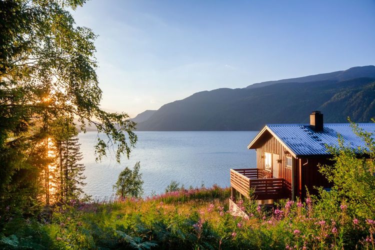 Maison au bord d'un lac en Norvège