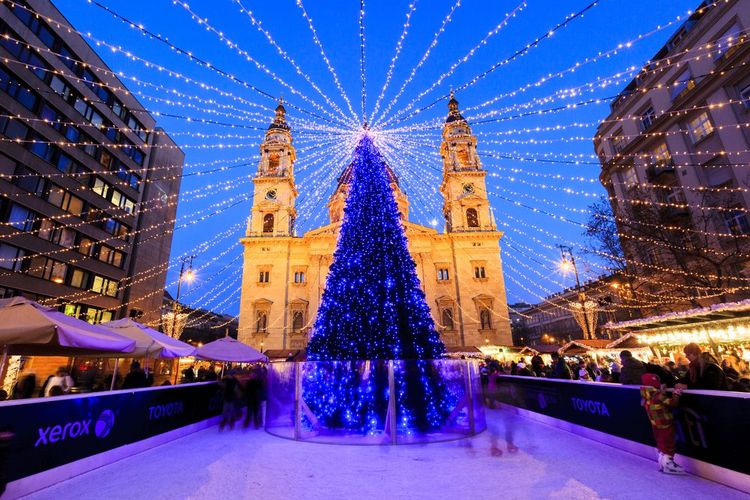 Le meilleur marché de Noël d'Europe se trouve devant la Basilique de l'Avent