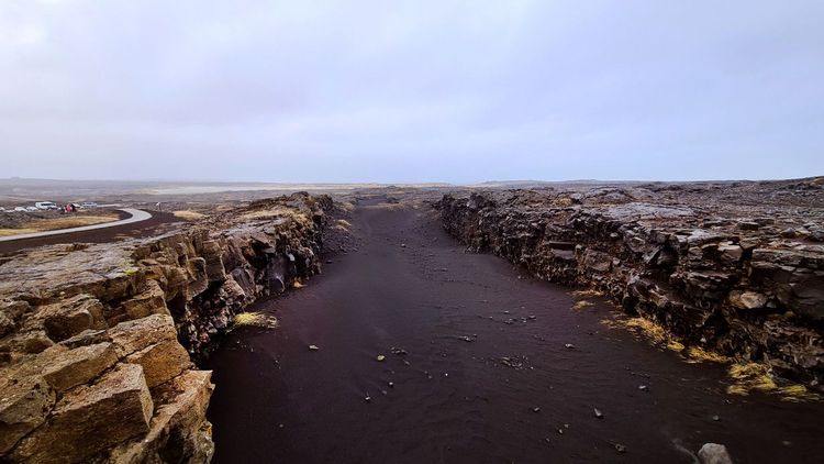 Miðlína bridge ou "pont entre deux continents".