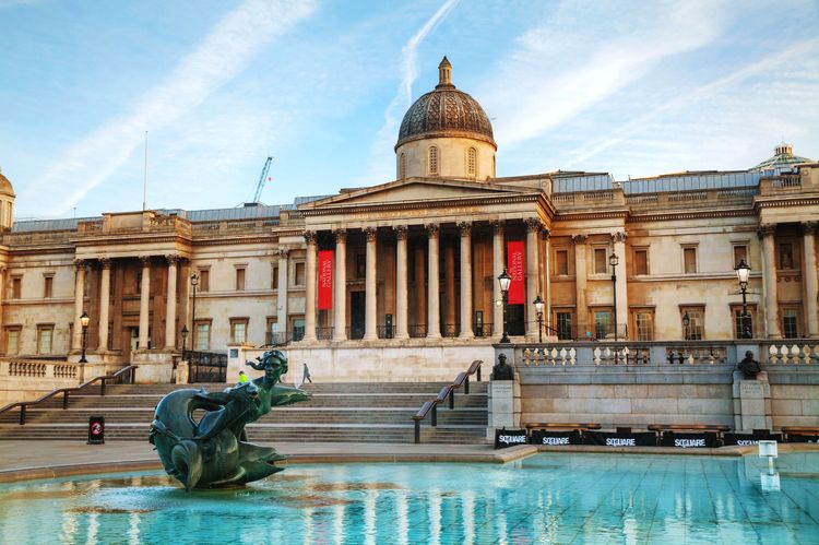 Rendez-vous sur Trafalgar Square pour visiter la National Gallery