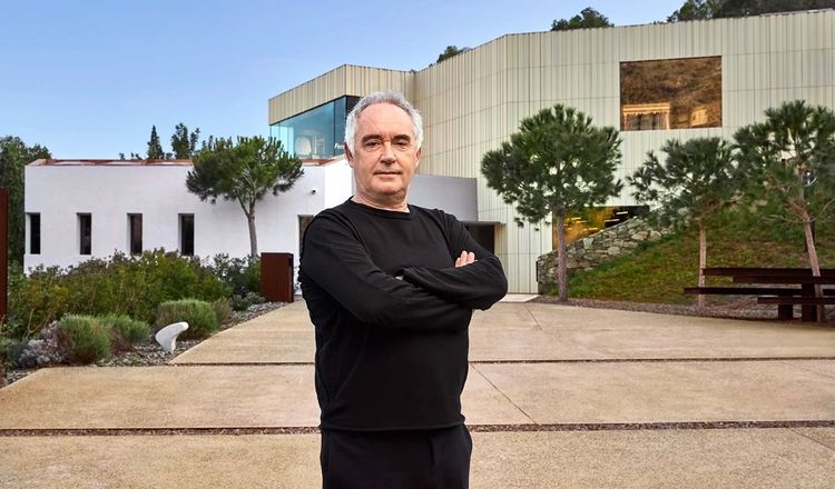 Ferran Adrià pose devant son mythique restaurant devenu le musée de sa créativité unique