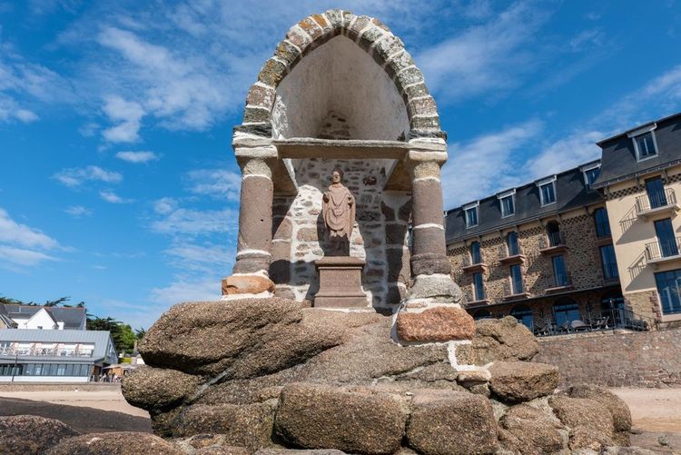 Oratoire Saint-Guirec sur la plage de Saint-Guirec