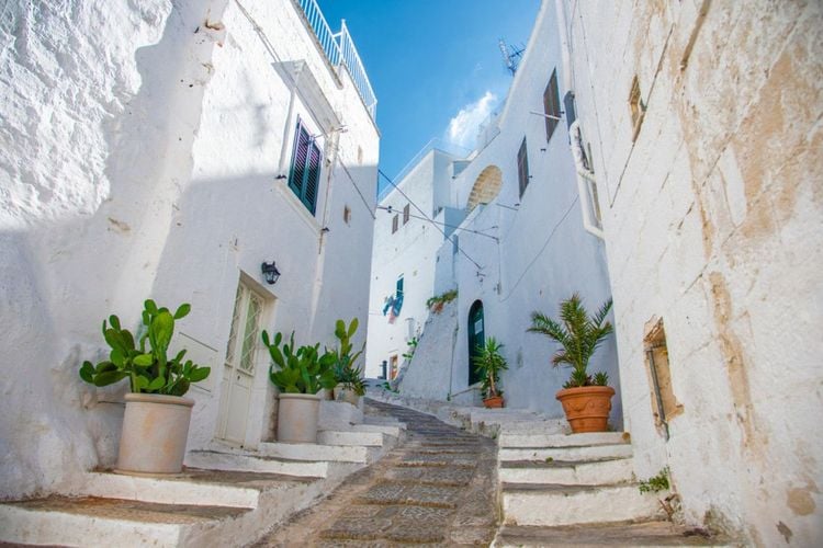 Une ruelle bordée de maisons blanches à Ostuni