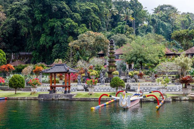 Palais des eaux de Tirta Gangga (Taman Tirtagangga), ancien palais des rois à Karangasem, Bali, Indonésie