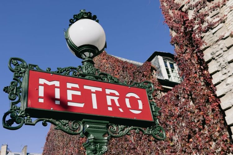 Panneau indiquant l'entrée du métro parisien 