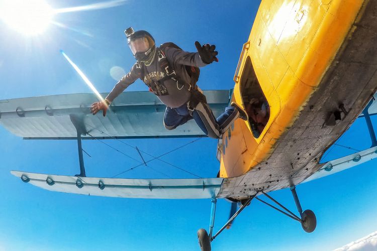 L'éjection du parachutiste de l'avion