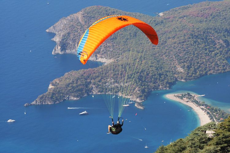 Un parapente qui survole Ölüdeniz dans le sud de la Turquie