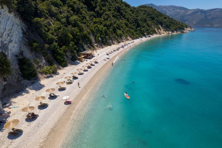 Photo aérienne de la plage paradisiaque de Gidaki à Ithaque, Grèce