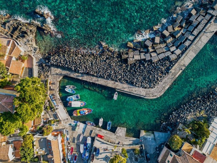 Photo du port de San Giovanni li cuti près d'Aci Castello, Sicile, Italie