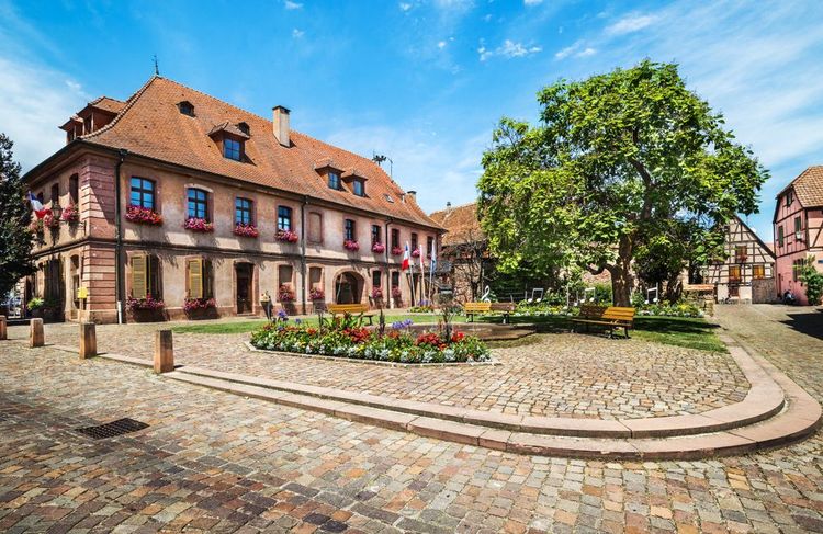 Place dans le village de Bergheim, Alsace