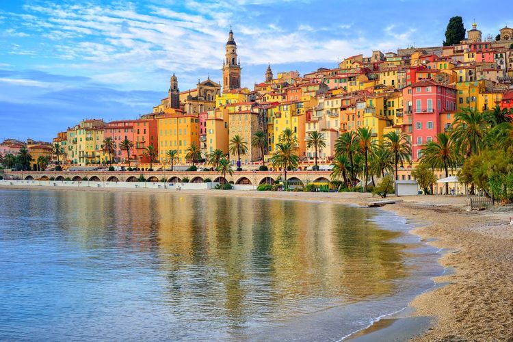 Plage de sable sous la vieille ville colorée de Menton sur la Côte d'Azur, France