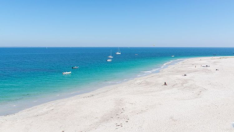 La plage des Grands Sables sur l'île de Groix et son eau turquoise