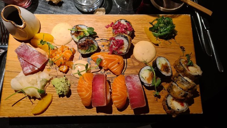 Plateau de sushis de poissons islandais