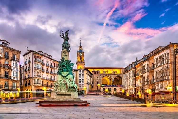 La Plaza de la Virgen Blanca et ses lumières de nuit