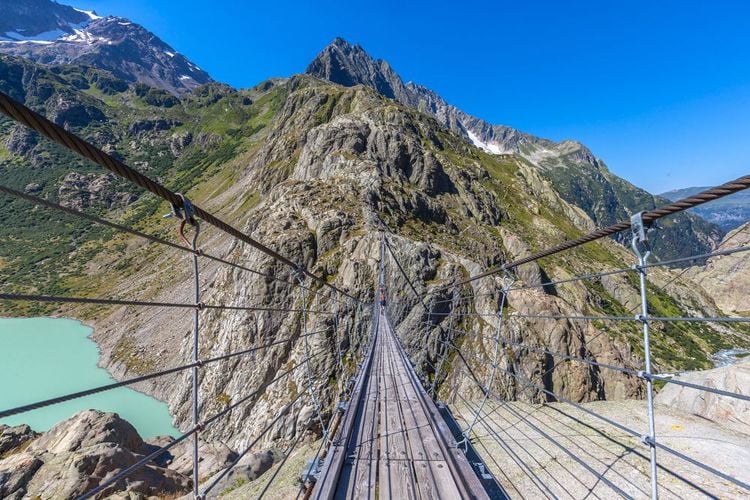 Vue aérienne sur le pont suspendu au dessus du glacier de Trift