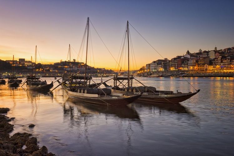 Coucher de soleil sur le quartier de Ribeira et le Douro avec Rabelos, site classé au patrimoine mondial de l'Unesco, Porto, Portugal