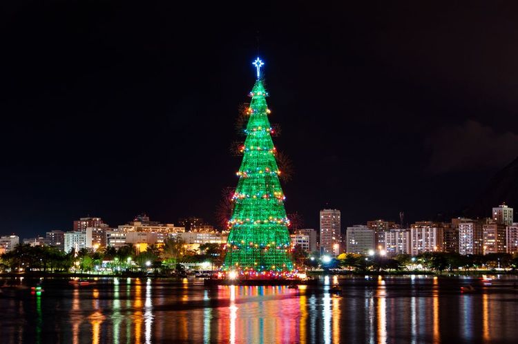 Le sapin de Noël semble flotter sur la lagune Rodrigo de Freitas