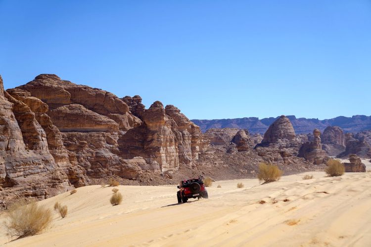 S’enfoncer en Land Rover dans le désert