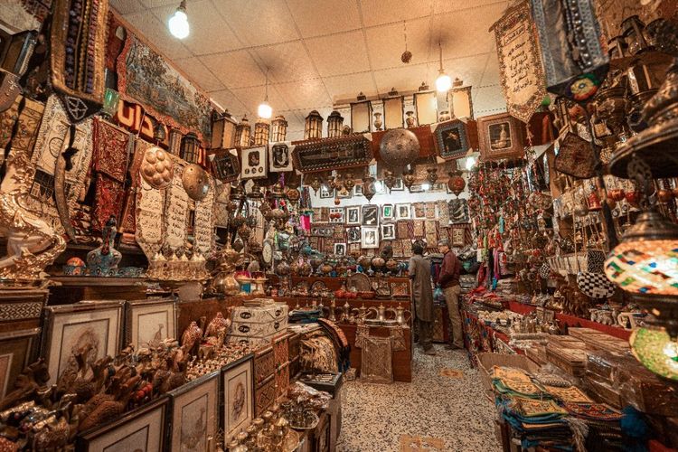 L’intérieur très riche d’un magasin de souvenir dans le souk Al Zal © Saudi Tourism Authority
