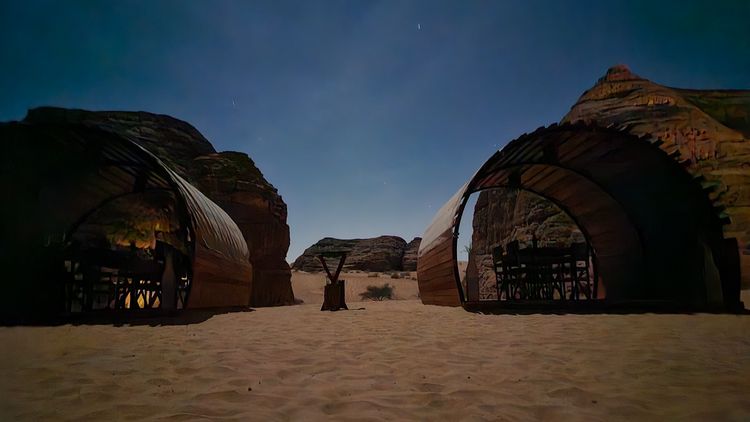 À la tombée de la nuit, c'est la lune qui éclaire le campement