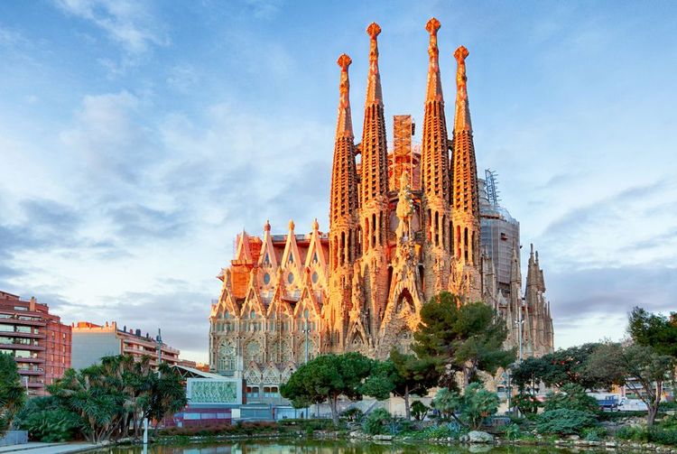 La Sagrada Familia éclairée par le soleil