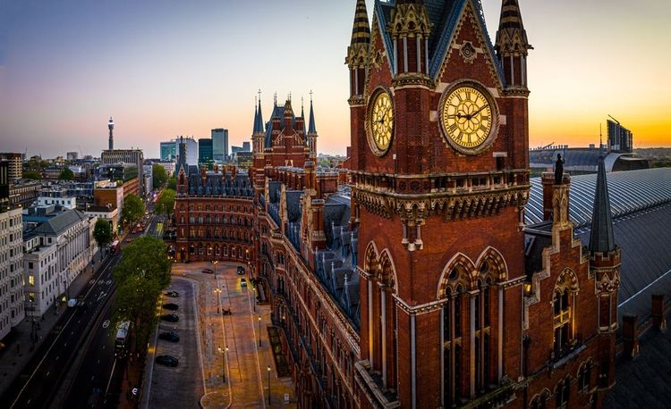Gros plan sur la tour de la gare Saint Pancras