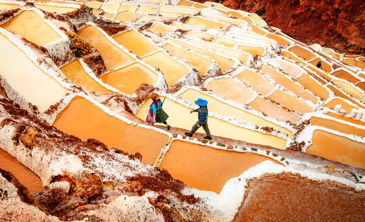 Lavoratori della salina sospesi sul fianco della montagna