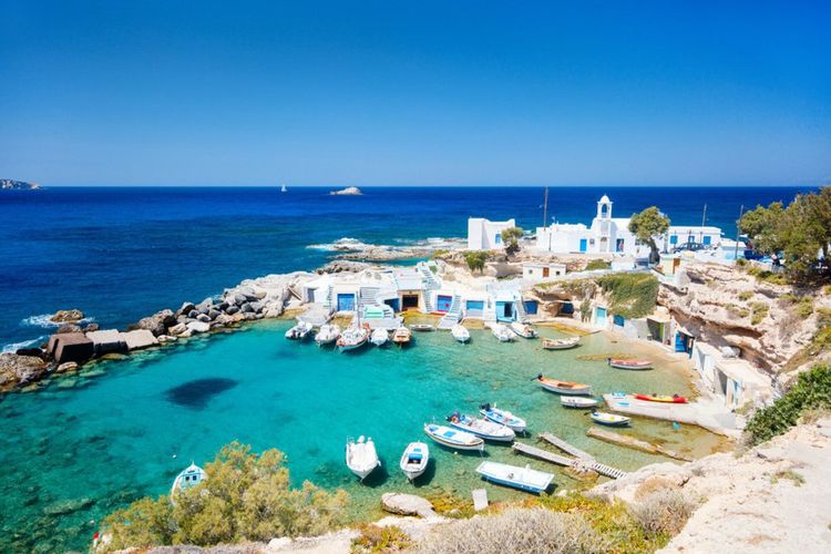 Le petit village de pêcheurs de Mandrakia à Milos, dans les Cyclades, en Grèce. - © BlueOrange Studio / Shutterstock