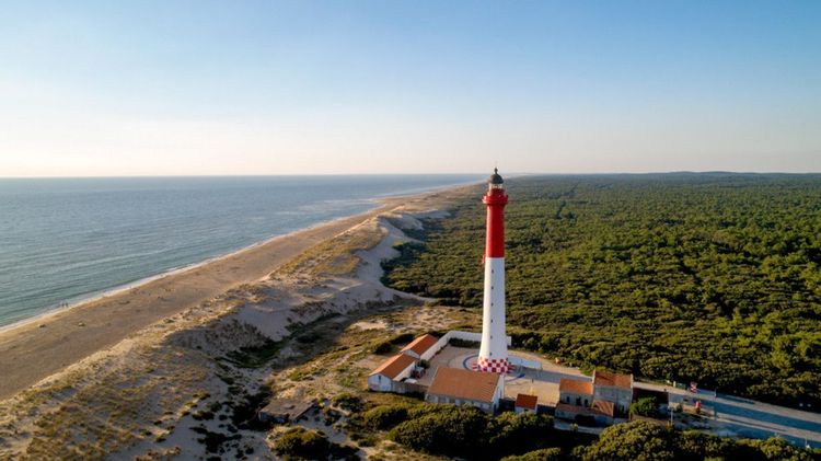 Vue aérienne du phare de la Coubre, surplombant la plage et l'océan © Altitude Drone / Shutterstock