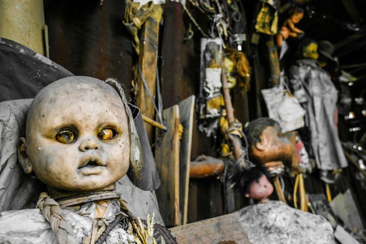 Vieilles poupées sur l'île abandonnée des poupées au Mexique. © CassielMx / Shutterstock