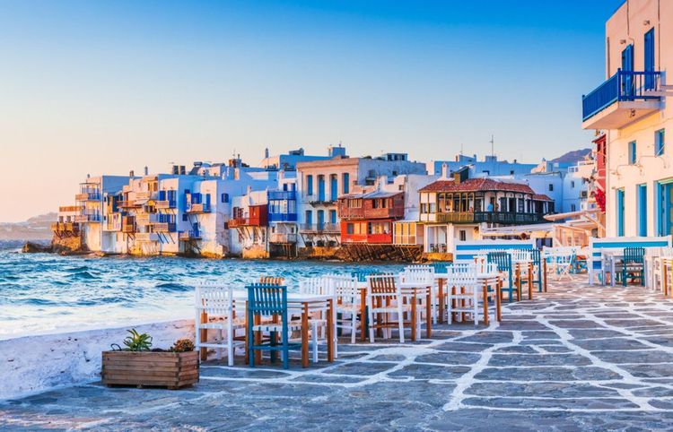 Chora, la ville principale de Mykonos, dans les Cyclades, en Grèce. - © Sorin Colac / Shutterstock