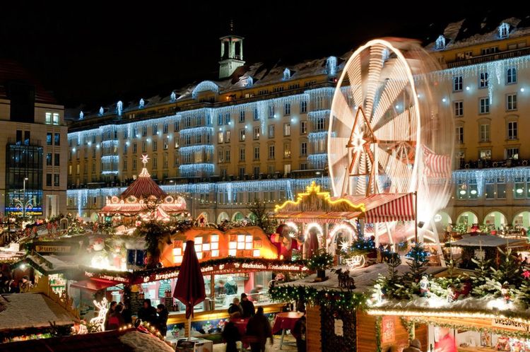 La grande roue illuminée qui surplombe le marché de Noël de Dresde © Par Jan S. / Shutterstock