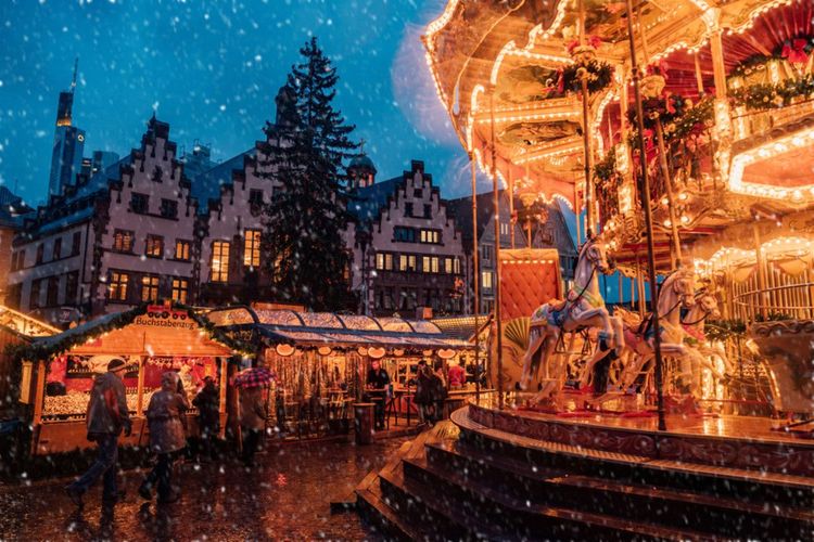 Un manège illuminé au cœur du marché de Noël de Francfort © Par Ingus Kruklitis / Shutterstock 